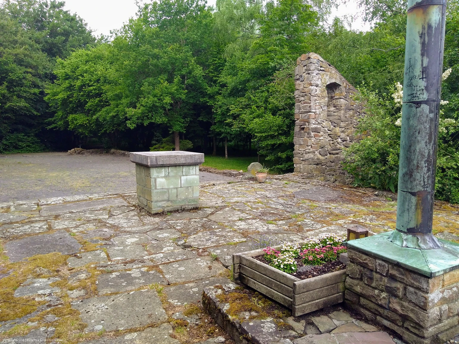 Klosterruine-Altar.jpg