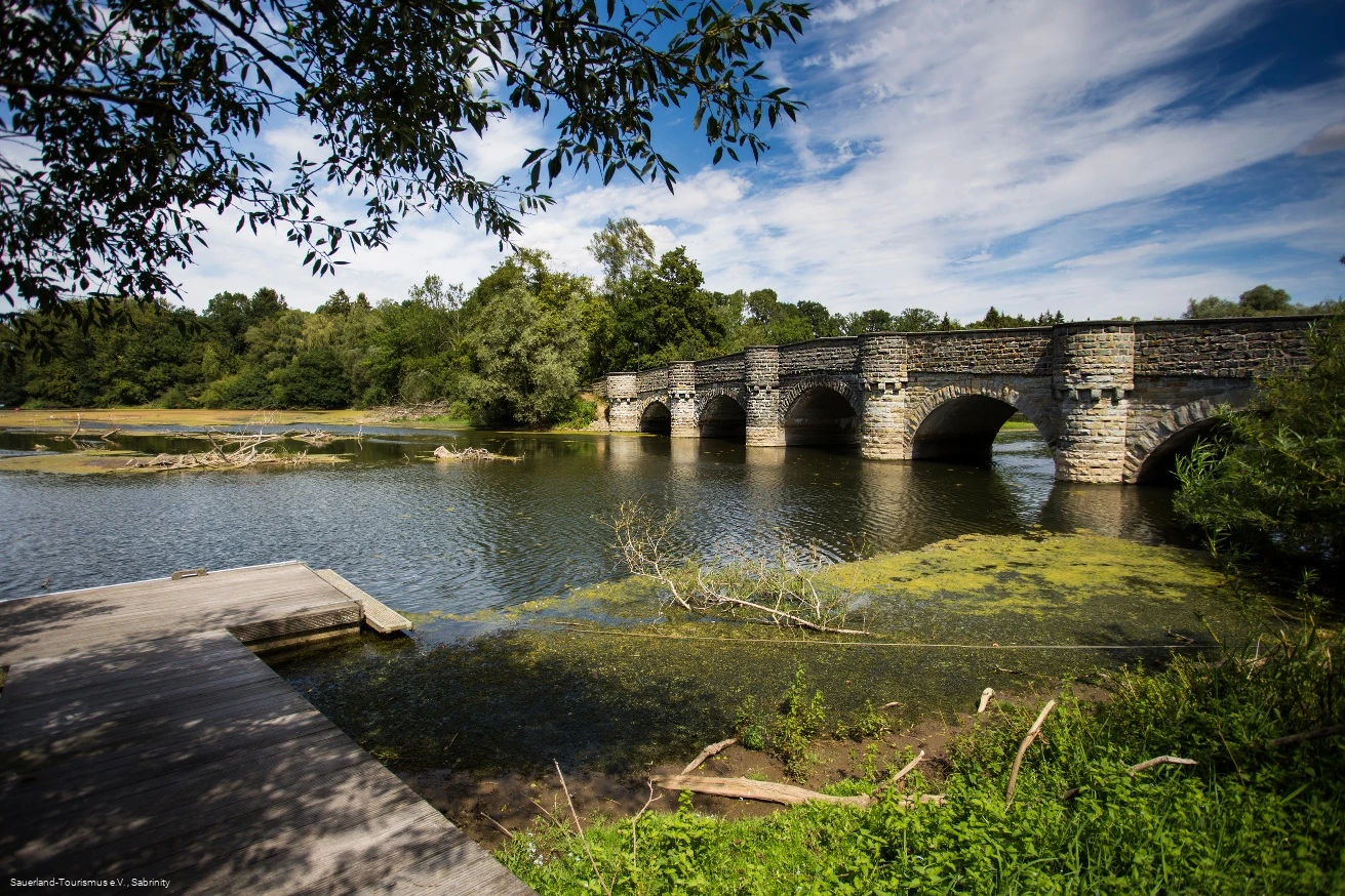 Die malerische Kanzelbrücke ist die älteste Brücke über den Möhnesee.