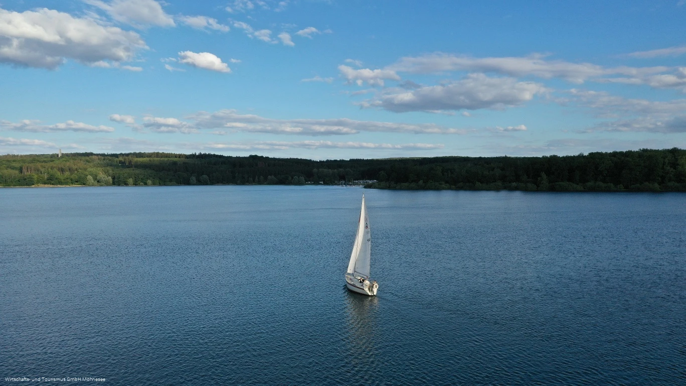 Segelboot auf dem Möhnesee