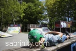 Skater liegend auf einer Bank