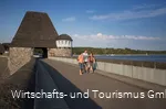 Gruppe auf der Staumauer