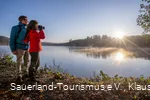 Wanderer am Ufer des Möhnesees