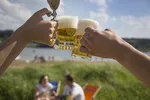 Freunde anstoßen Bier MÖhnesee (1).jpg