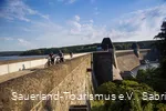 Radfahrer auf der Staumauer Möhnesee