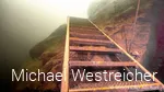 Treppe an Fels unter Wasser