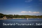 Auf dem Mohensee tummeln sich viele Segelboote.