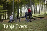 Familie auf Wippe im Wald