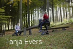 Familie auf Wippe im Wald