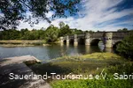 Die malerische Kanzelbrücke ist die älteste Brücke über den Möhnesee.