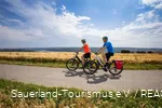 Radfahrer zwischen den Feldern