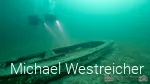 Taucher an einem gekenterten Boot