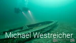 Taucher an einem gekenterten Boot