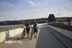 Radfahrer auf der Staumauer