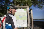 Radfahrer vor Knotenpunktkarte am Möhnesee