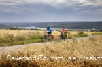 Radfahren Möhnesee_sabrinity_tourenrad104_Sauerland-Tourismus e.V._sabrinity.com_REACT-EU_klein.png