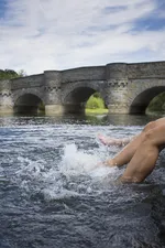 Radfahrer plantschen im Wasser Kanzelbrücke Möhnesee (3).jpg