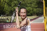 Junge Frau am Federballnetz