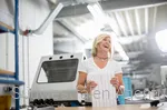 Mitarbeiterin an einem Druckerei-Arbeitsplatz