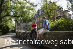 Radfahrer pausierend vor Unterkunft